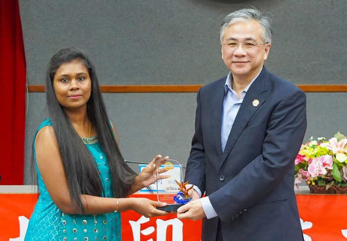 Keerthika (left) received a souvenir from President Cheng (right).